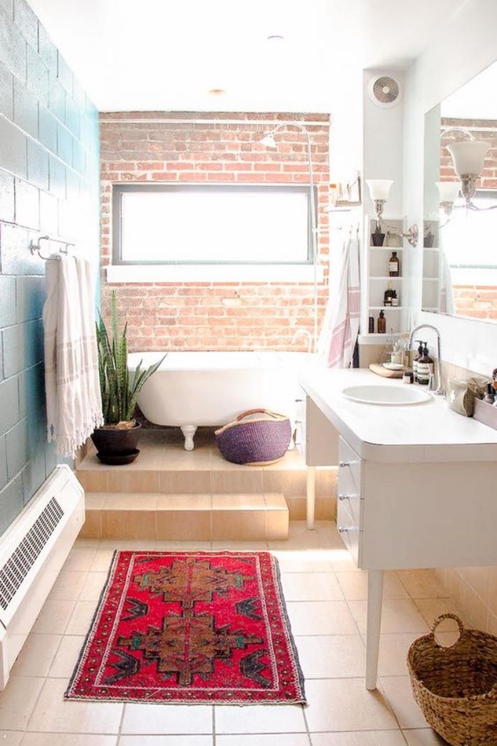 cuartos de baño modernos, tonos claros, pared azul, bañera, muebles blancos, bien decorado