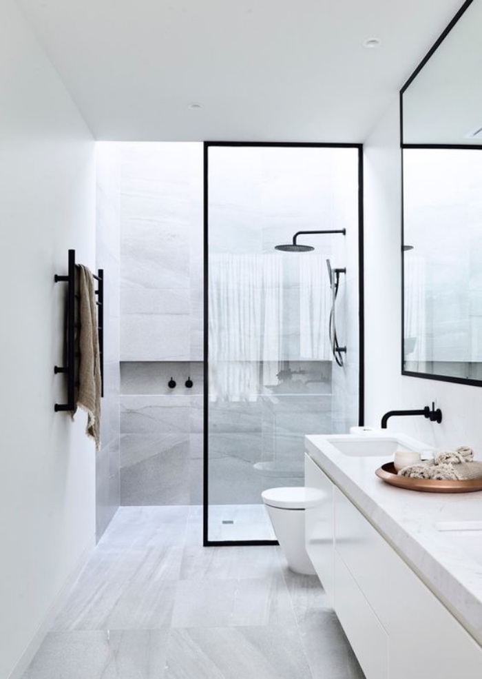 cuartos de baño modernos, color blanco, dos fregaderos, espejo grande, estilo modernista