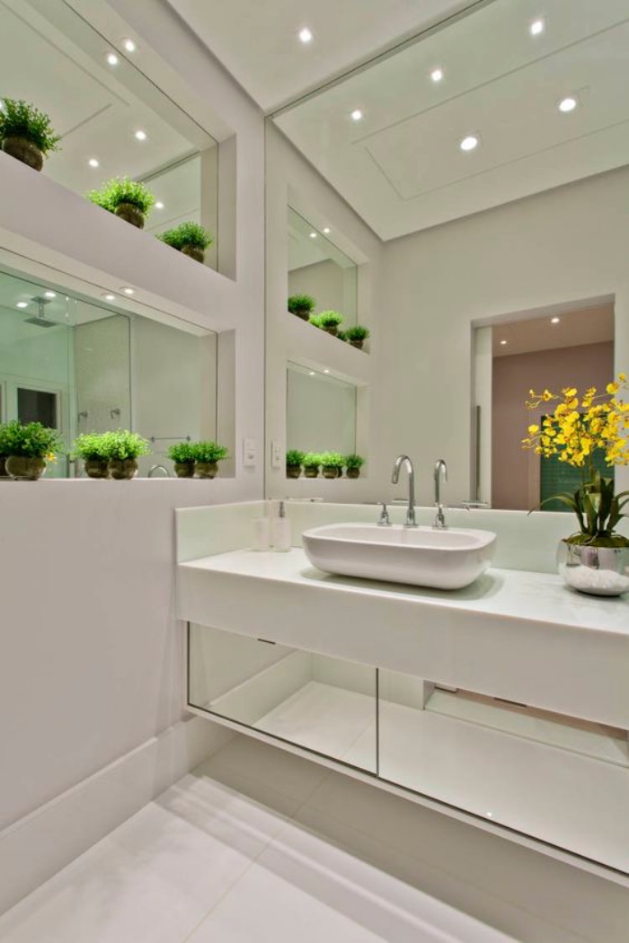 cuartos de baño modernos, color blanco, decoración con flores, espejo enorme