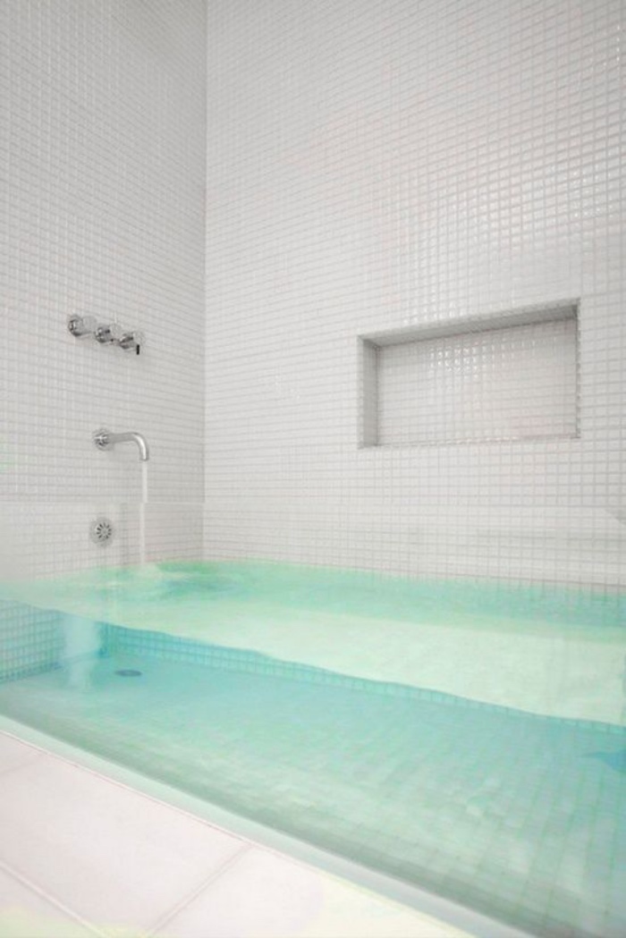 cuartos de baño modernos, mosaico blanco, bañera transparente, diseño interesante