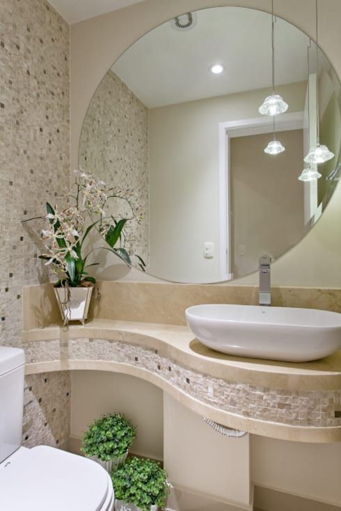 cuartos de baño modernos, diseño interesante, espejo redondo, mosaico, flores