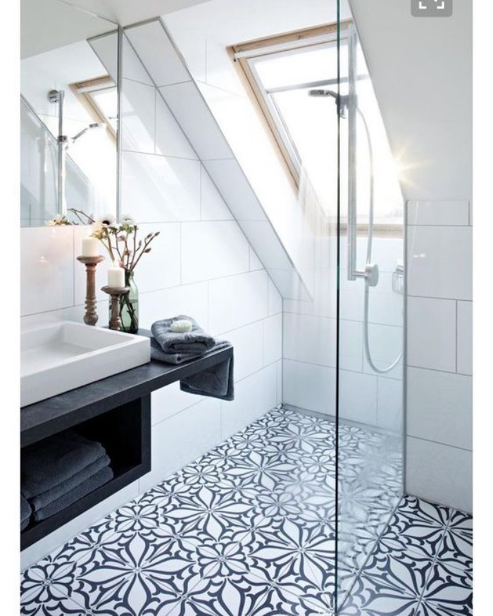 cuartos de baño modernos, blanco, azulejos interesantes, techo inclinado, muebles de madera negros