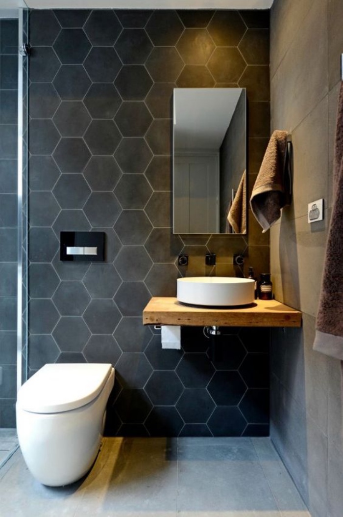 cuartos de baño modernos, tonos oscuros, color negro, baño pequeño, elementos de madera