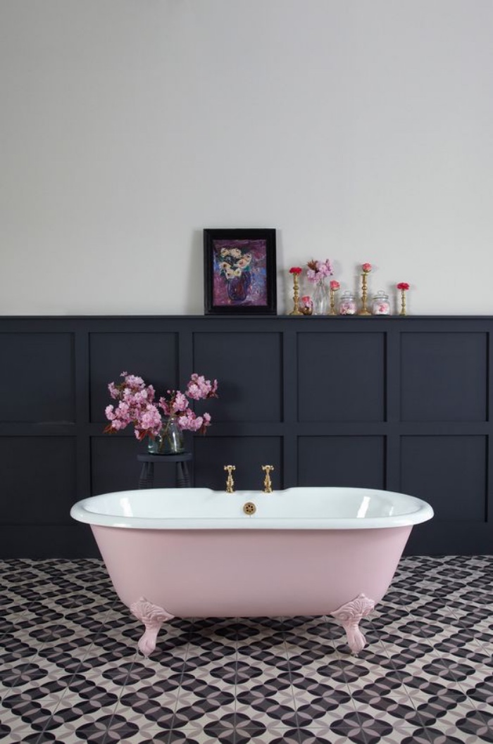 cuartos de baño pequeños, bañera en color rosa, flores, muebles de madera, azulejos interesantes