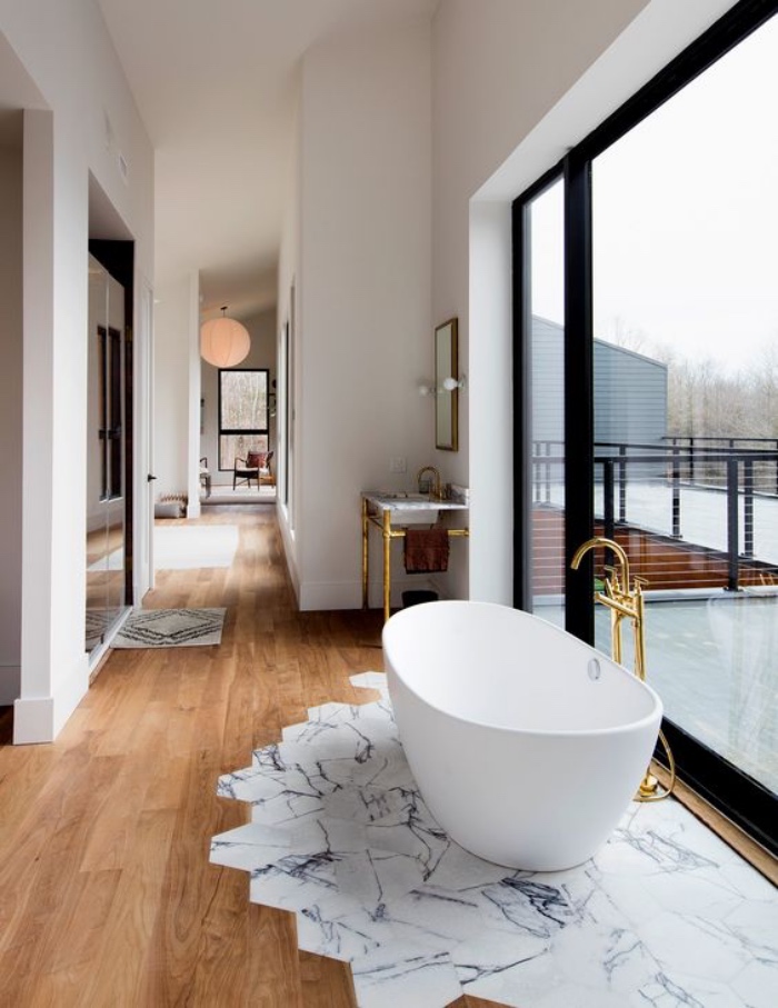 cuartos de baño pequeños, elementos dorados, ventana enorme, suelo de madera, 