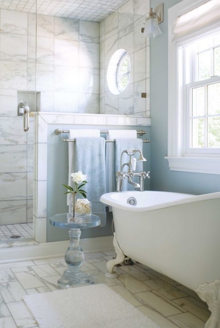 cuartos de baño pequeños, tonos claros, azul, blanco, mármol, bañera, ducha pequeña
