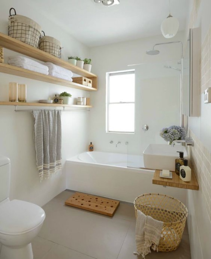 cuartos de baños, tonos claros, blanco, elementos de madera, bañera, decoración simple, flores