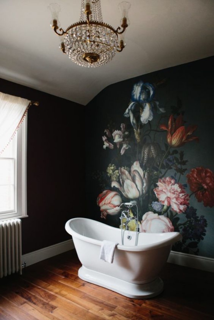 cuartos de baños modernos, dibujo de flores, suelo de madera, bañera, tonos oscuros