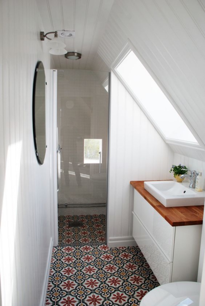 cuartos de baños modernos, suelo de mosaico de diferentes colores, techo inclinado, baño pequeño