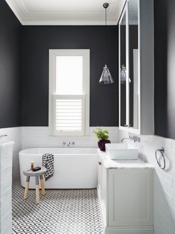 cuartos de baños pequeños, colores contrastes, blanco y azul oscuro, bañera, mosaico