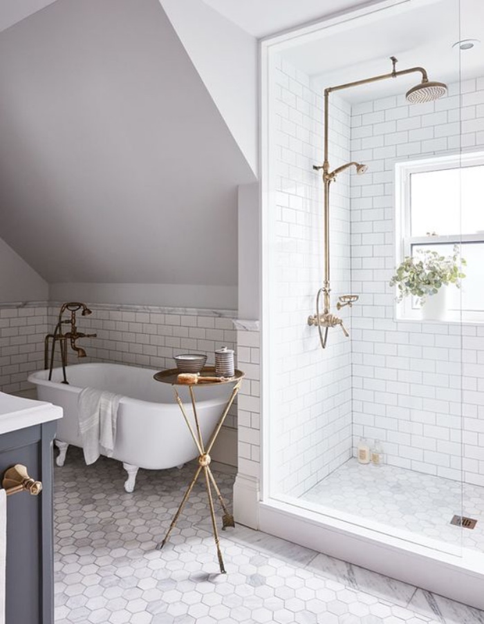cuartos de baños pequeños, color blanco, detalles dorados, bañera, ducha, plantas