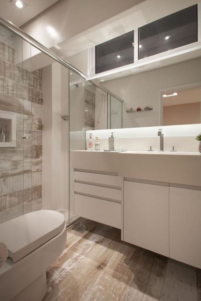 cuartos de baños pequeños, ducha, suelo de madera, color blanco, espejo grande, estilo modernista