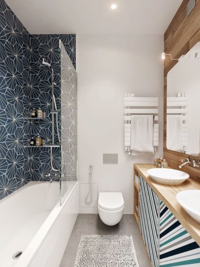 decoración baños, diseño interesante, color blanco, azul, bañera, muebles de madera, dos fregareros