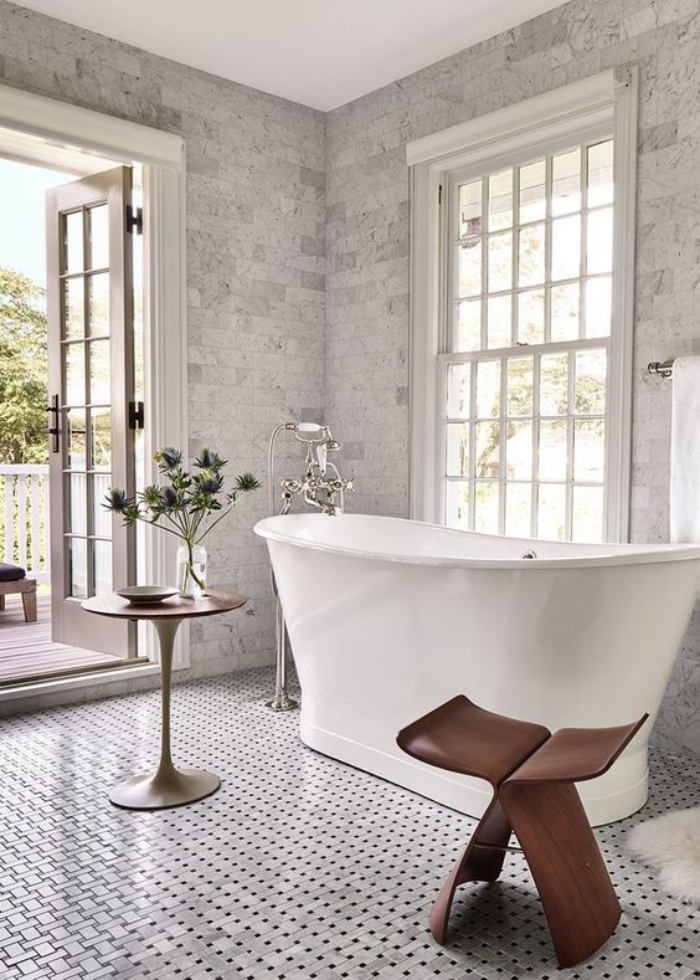 decoración baños, estilo modernista, silla de madera, bañera, tonos claros, mosaico