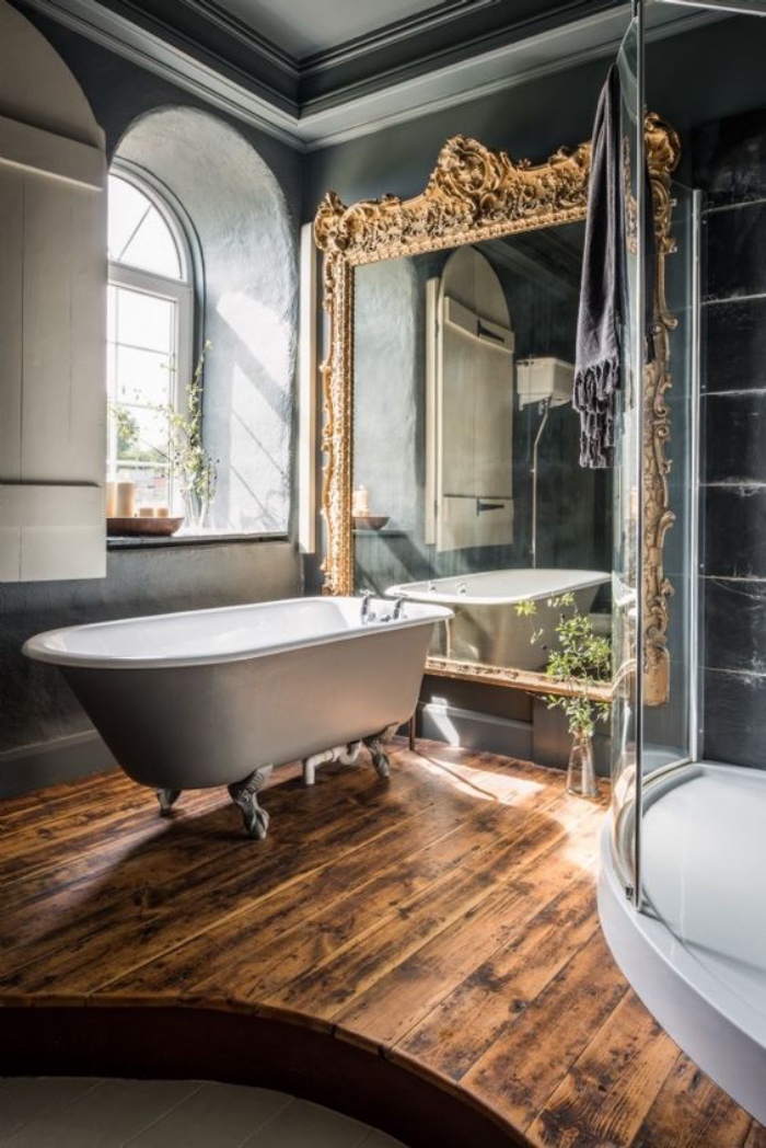 decoración baños, estilo renacentista, espejo enorme estilo renacentista, suelo de madera, bañera