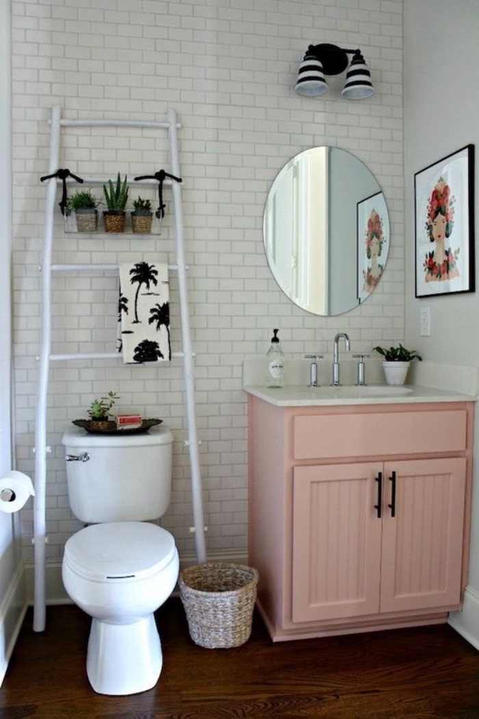 decoración baños, cuarto de baño pequeño, mueble de madera color rosa, espejo pequeño