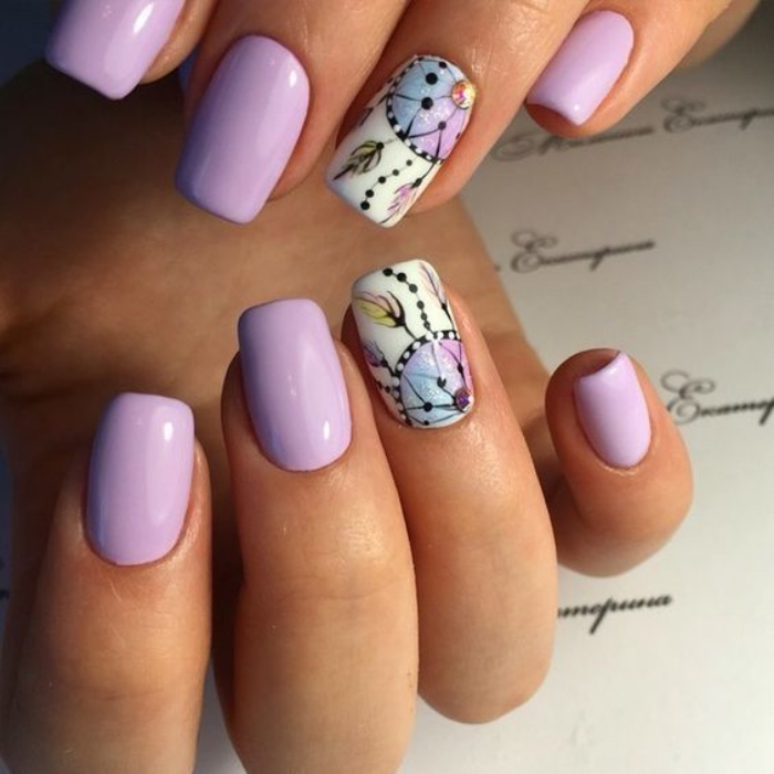 decoración uñas, bonitas uñas color violeta con dibujos espléndidos de atrapasueños