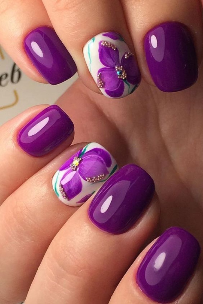 decoración uñas, color violeta, uñas cortas, elegantes, espléndidas flores en violeta