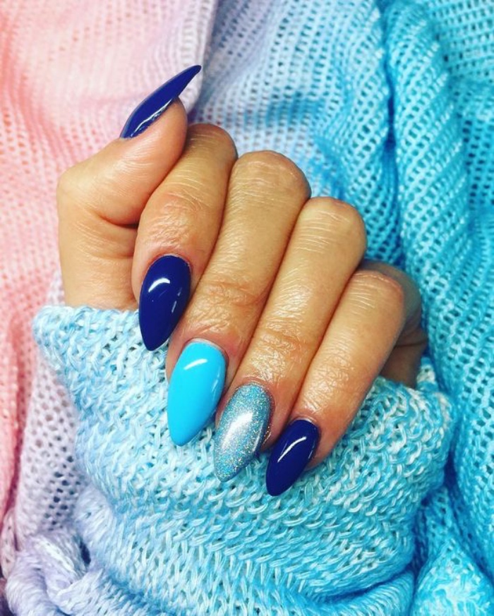 decoración uñas, color azul, tonos azules diferentes, forma almendrada de las uñas