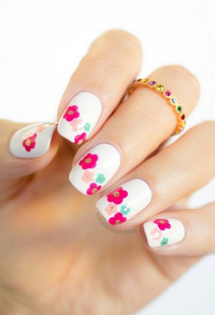 diseño de uñas interesante, color blanco con dibujos de flores, rosa, verse, elegantes, bonitos