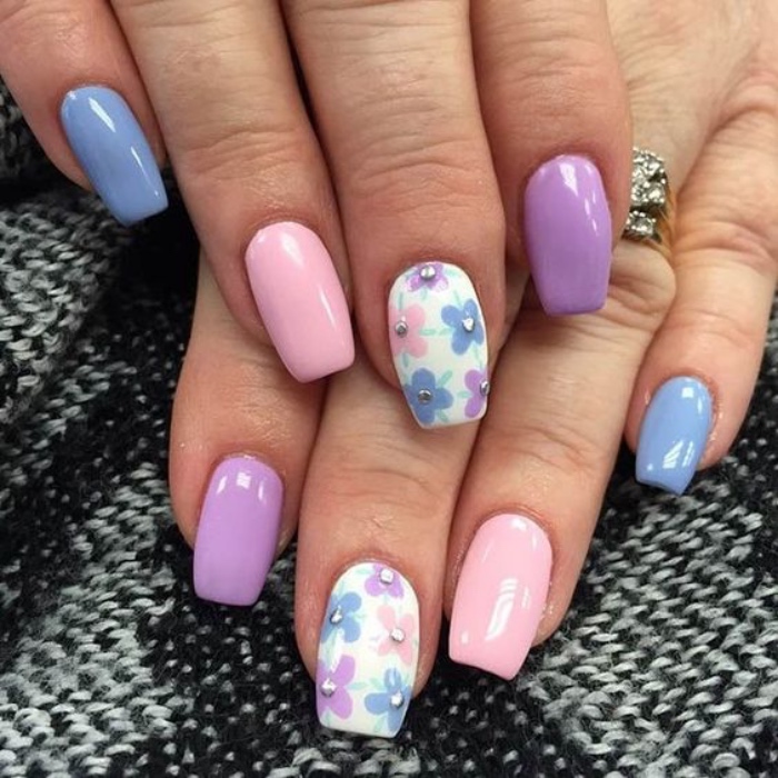 diseño de uñas, rosa, violeta, azul, diferentes colores, dibujos de flores pequeños, uñas bonitas