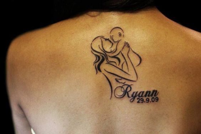 fotos de tatuajes, tatuaje de madre con bebe, nombre del hijo con fecha importante
