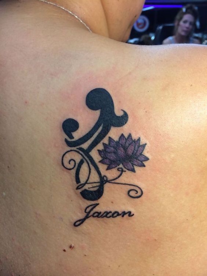 imágenes de tatuajes, tatuaje de nombre del hijo, flor de loto violeta, tatuaje bonito