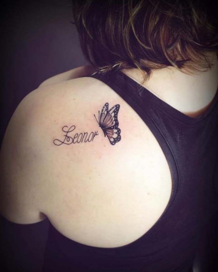 letras de tatuajes, tatuaje en el hombro, nombre importante mariposa, simple