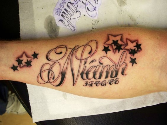 letras de tatuajes, nombre importante tatuado en la mano con fecha , estrellas