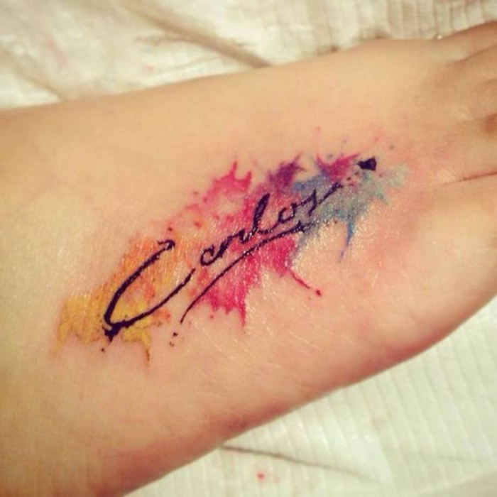 letras de tatuajes, tatuaje en la mano bonito, interesante, aquarela, colores vivos, nombre importante