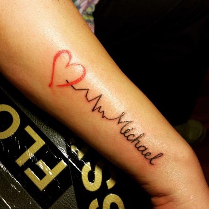 letras tatuajes, en la mano, nombre importante, corazón rojo, ritmo del corazón