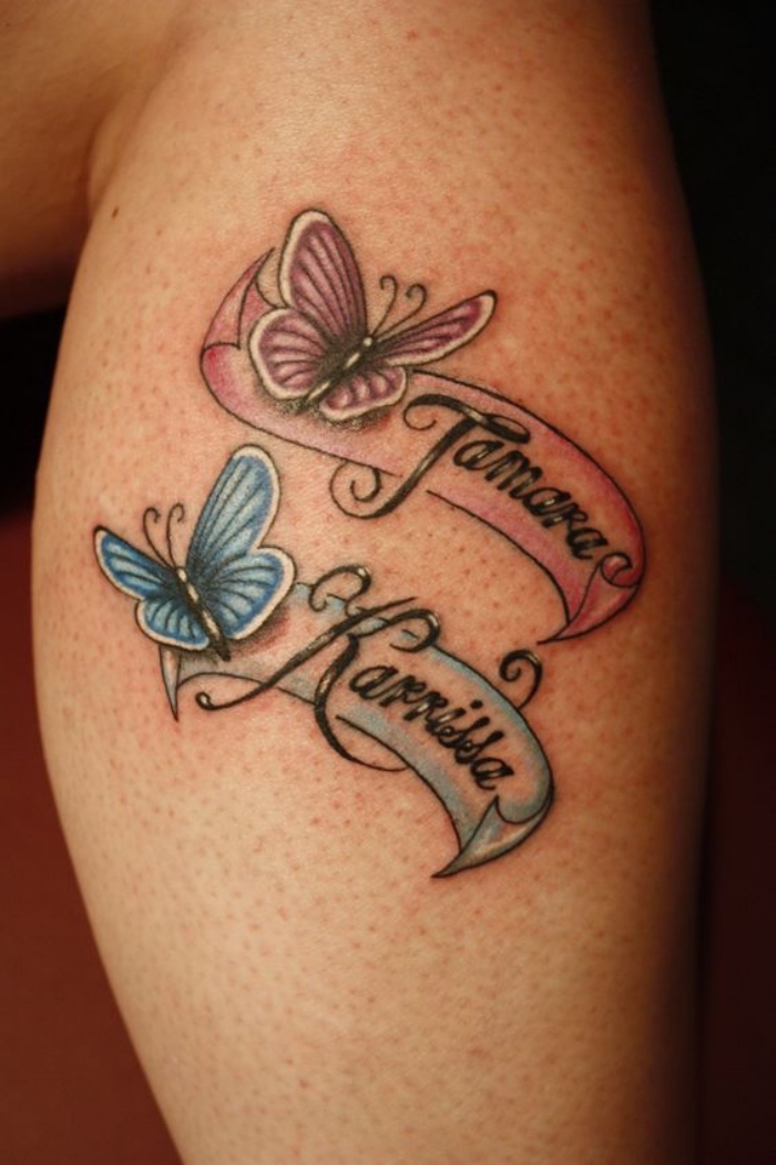 letras tatuajes, dos nombres de hijas con dos mariposas en diferentes colores
