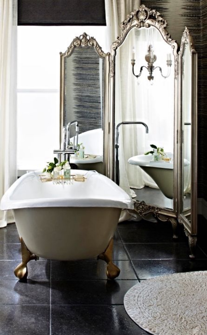 muebles de baño modernos, espejo grande, viejo, bañera, interesante, elementos dorados