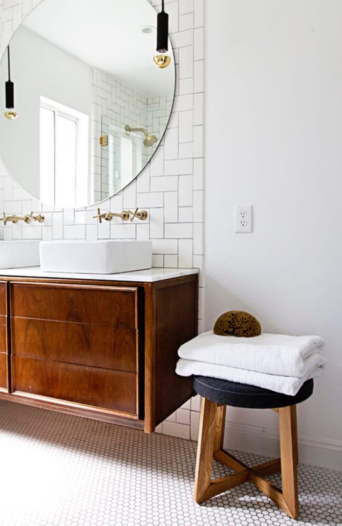 muebles de baño modernos de madera, espejo redondo, tonos claros, dos fregaderos