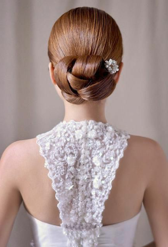 peinados-boda-muy-elegante-pelo-castaño--peinado-interesante-pequeña-flor-decoración
