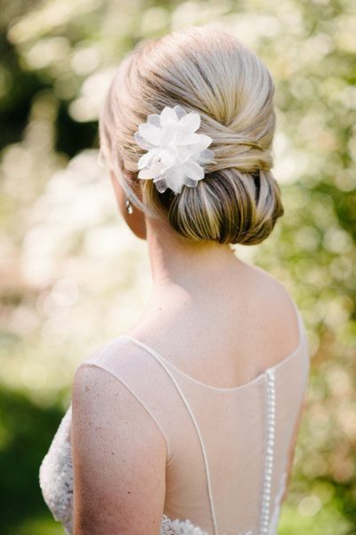 peinados-boda-novia-hermosa-pelo-largo-recogido-rubio-moño-elegante-flor-blanca
