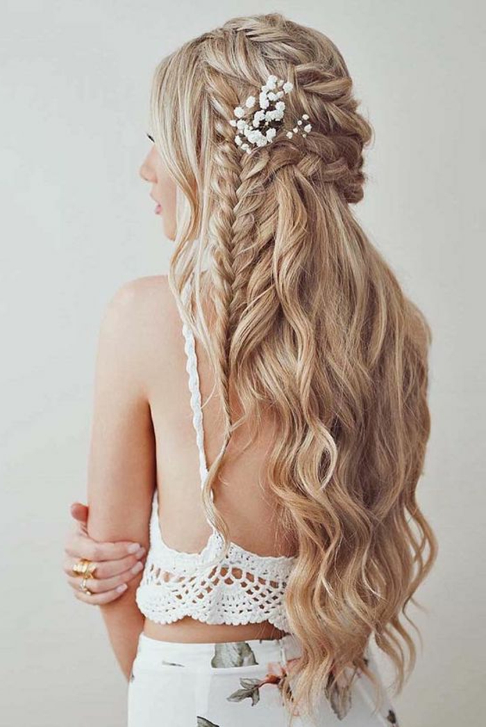 peinados-boda-pelo-largo-rizado-rubio-trenzas-francesas-flores