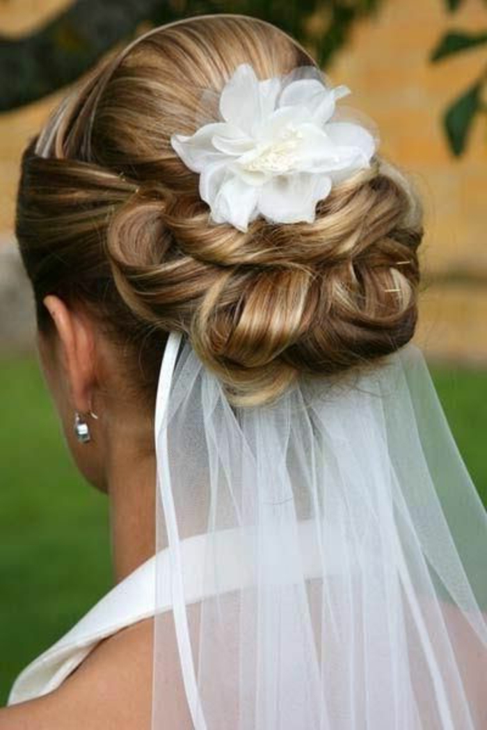peinados-boda-pelo-recogido-romántico-flor-de-accesorio-novia-espléndida