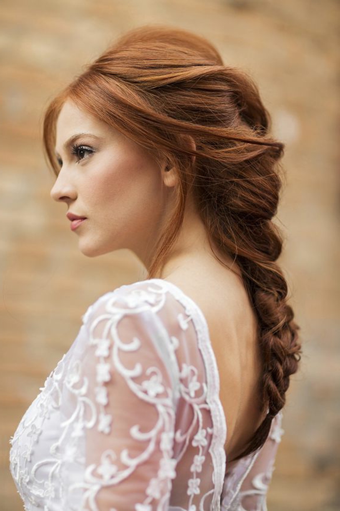 peinados-boda-pelo-trenza-larga-novia-hermoza-vestido-de-encaje-romántico