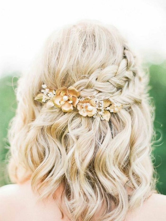peinados-de-novia-pelo-corto-rubio-rizado-dos-trenzas-decoración-con-flores