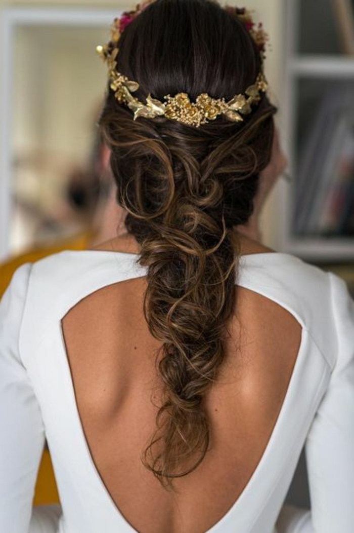 peinados-de-novia-pelo-largo-castaño-trenza-desordenada-tiara-de-flores