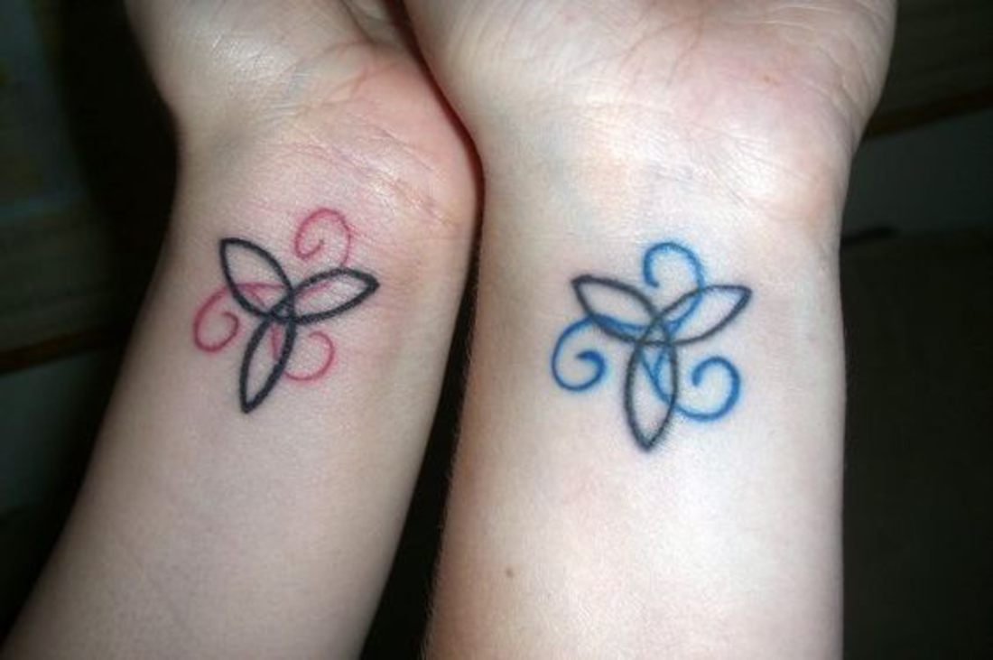 tatuaje parejas, símbolos sacrales célticos, mujer y hombre, color azul y rosa, amor
