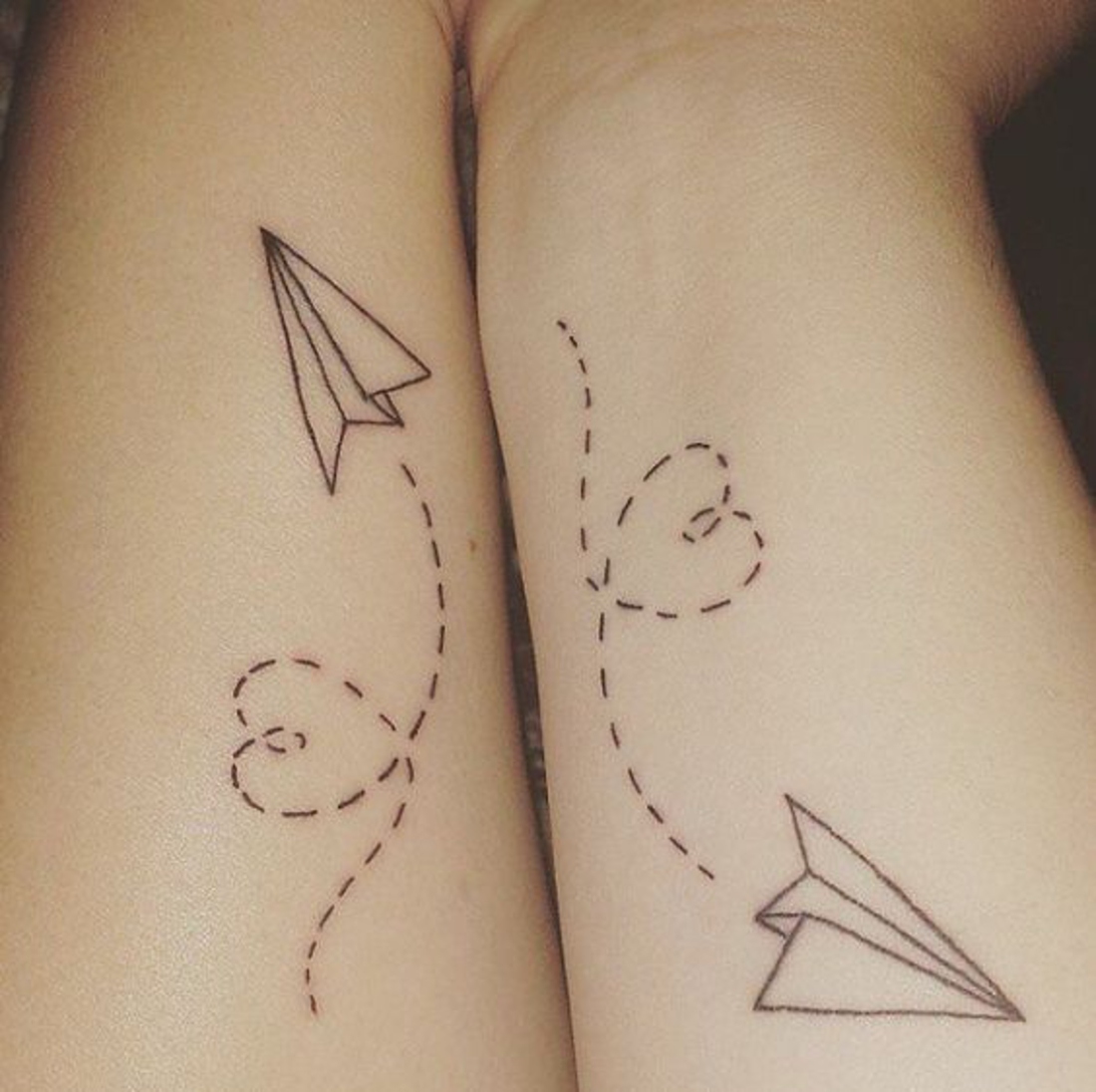 tatuajes bonitos, pareja con tatuaje interesante en la mano, origami, corazones