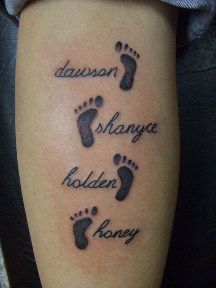 tatuajes de nombres, cuatro nombres de hijos, tatuaje de pasos en la mano, sentimental