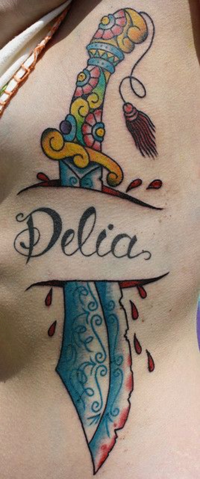 tatuajes de nombre, tatuaje interesante de delia y nombre, tatuaje de color grande