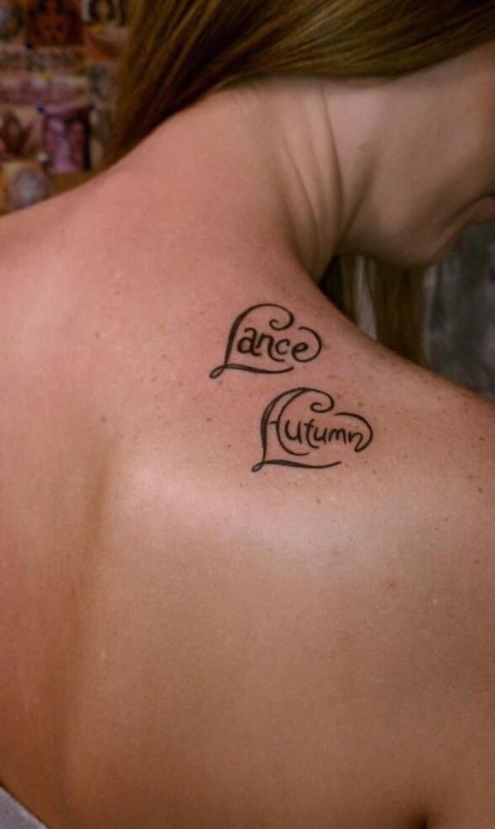 tatuajes de nombres, dos corazones pequeños con nombres importantes, tatuaje en el hombro