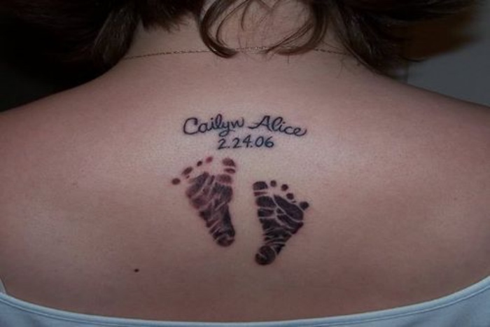 tatuajes de nombres, tatuaje de dos pasos de hijo con fecha importante y nombre
