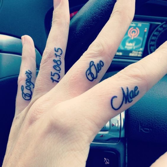 tatuajes de nombres de hijos en los dedos, fecha importante, tatuajes sentimentales