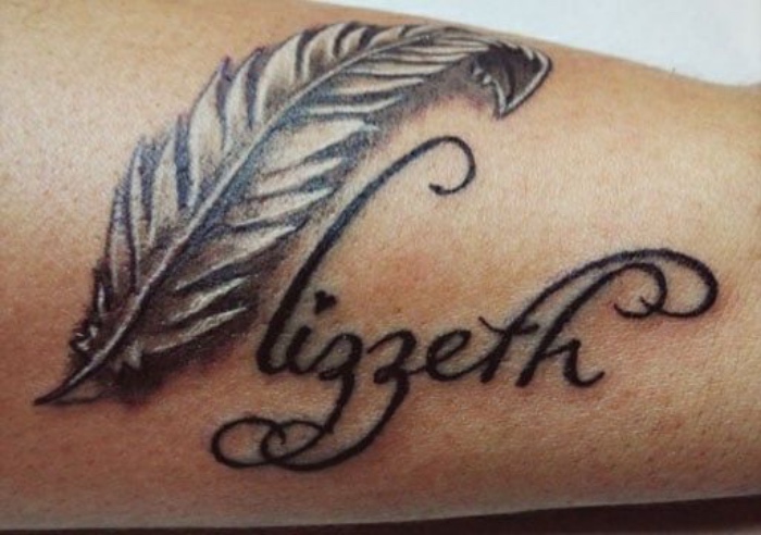 tatuajes de nombre, nombre importante, tatuaje en la mano, pluma interesante, original