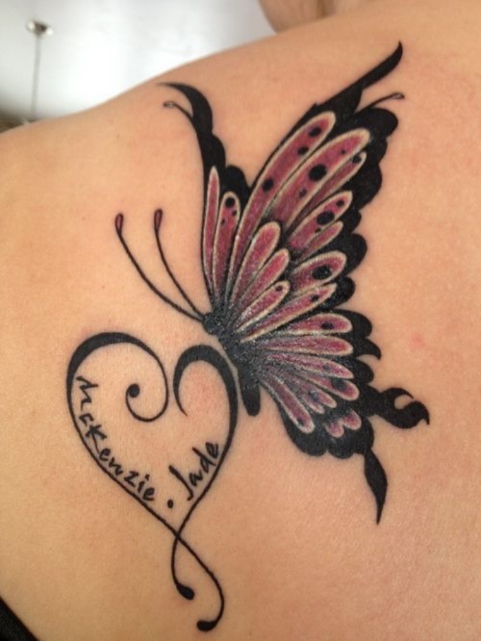 tatuajes de nombres, pequeño corazón con dos nombres, mariposa bonita en el hombro